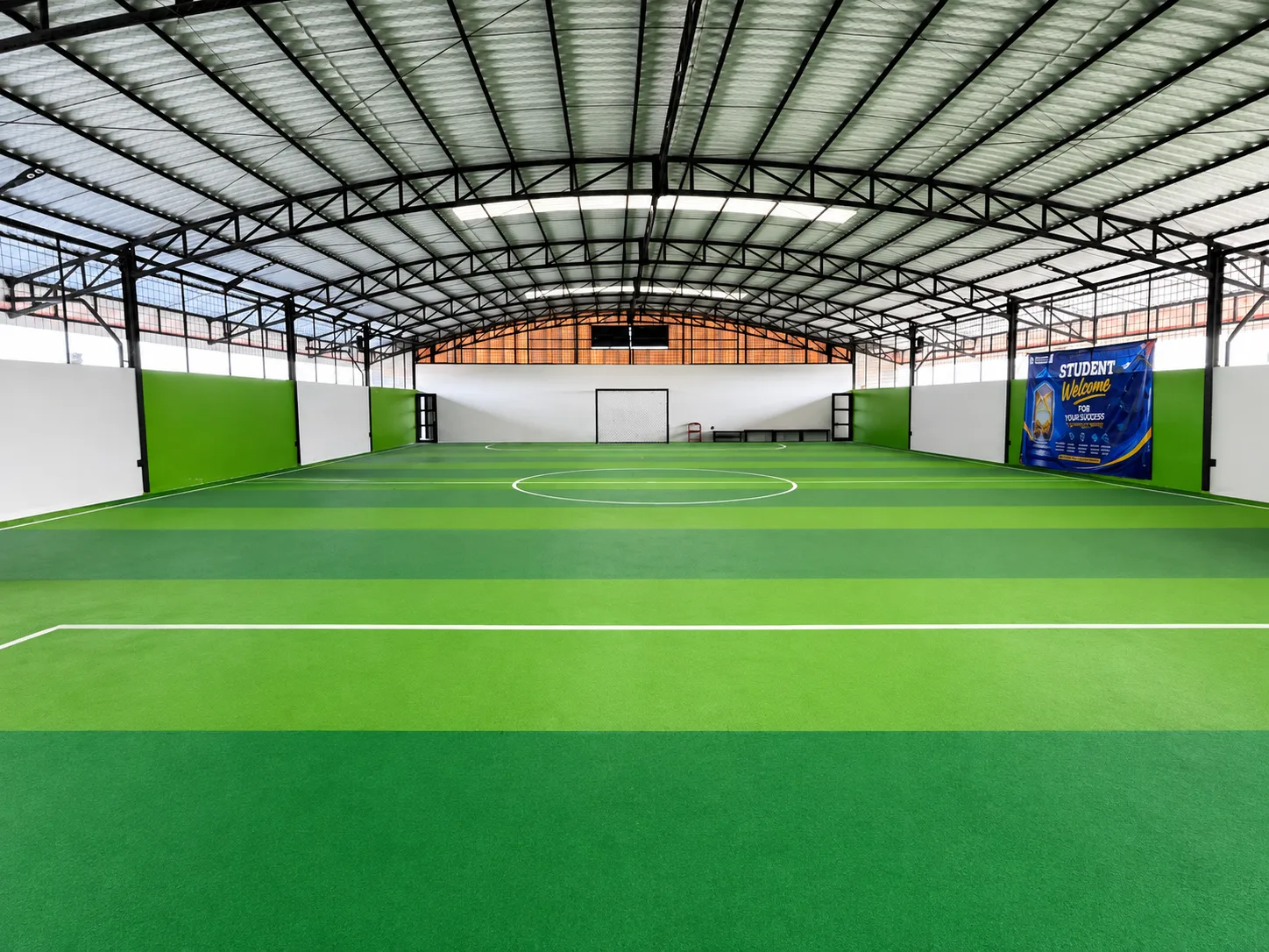 Lapangan Indoor dan Outdoor 
